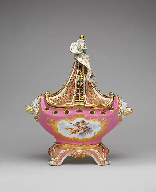 Pot-pourri à vaisseau en porcelaine tendre de Sèvres, 1758