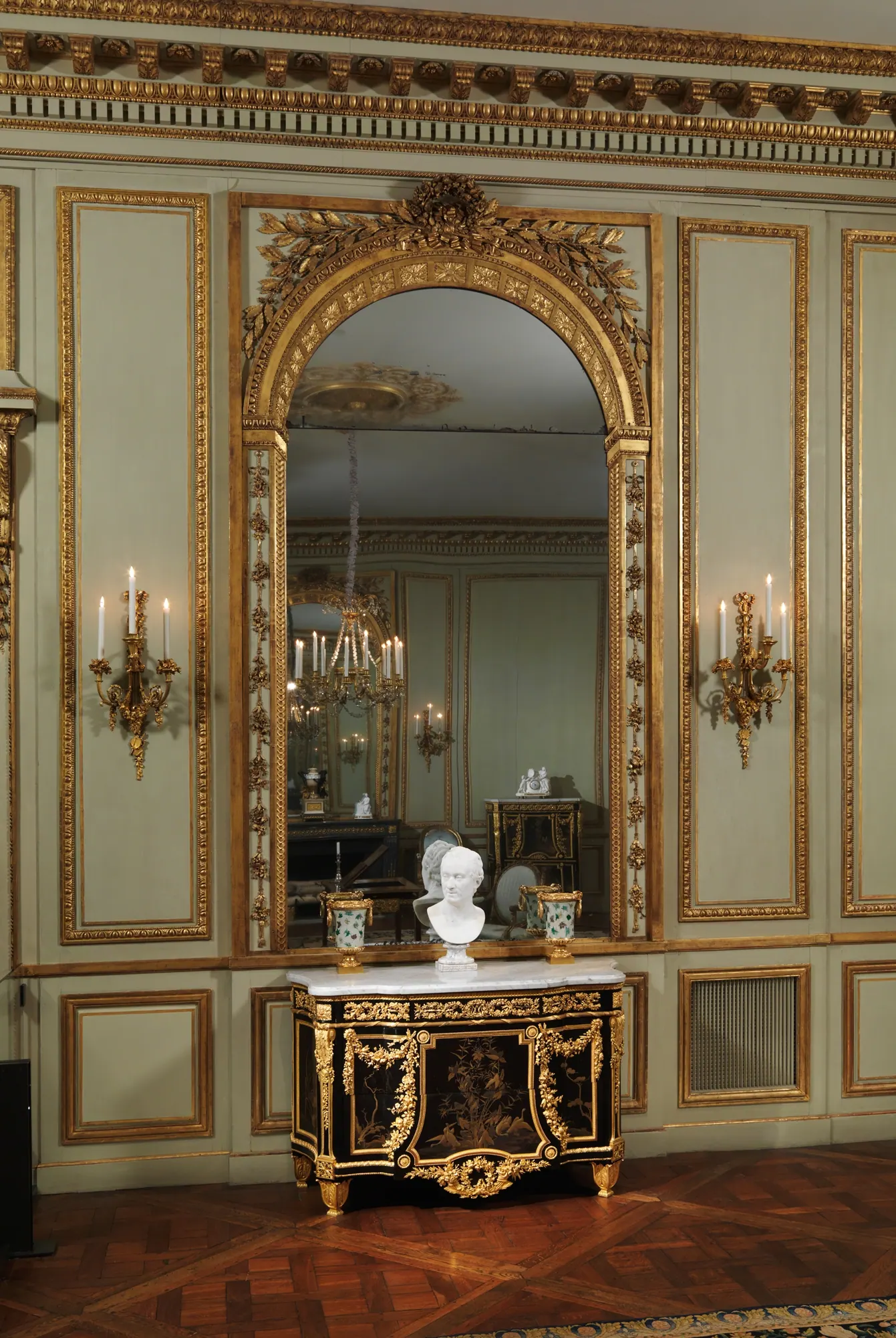Trumeau et commode dans le Grand Salon de l’hôtel de Tessé
