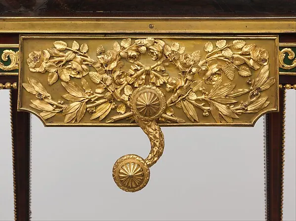 Détail de la ceinture et du bronze doré