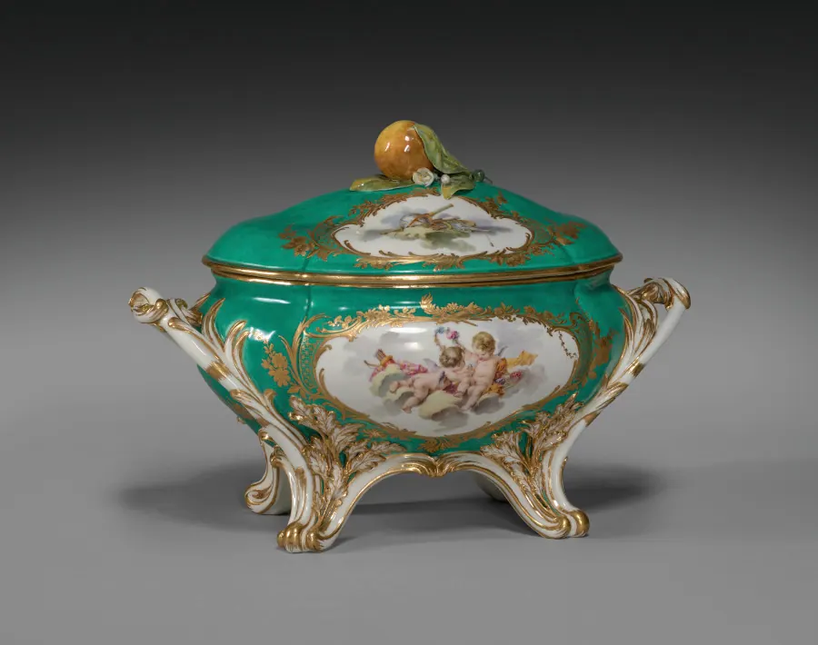 Terrine du roi en porcelaine tendre de Sèvres, fond vert, décor de Charles-Nicolas Dodin, 1756-1757