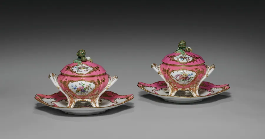 Paire de pots-à-oille en porcelaine tendre de Sèvres, 1757-1758