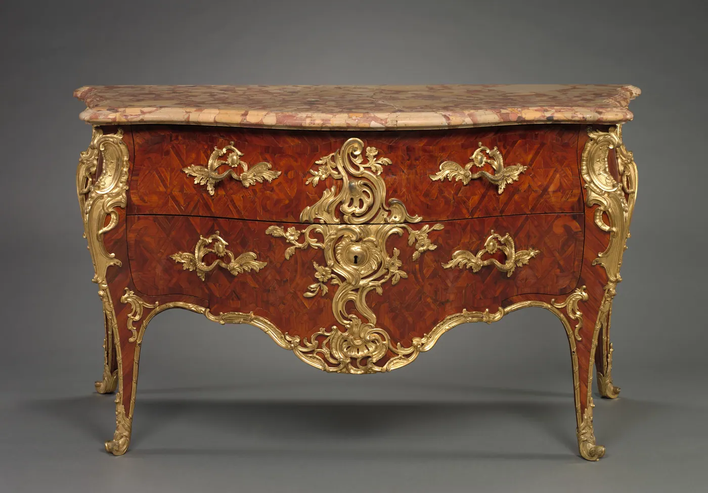 Commode en marqueterie de bois de rose, Jean-Pierre Latz, Paris, vers 1750, vue de trois quarts