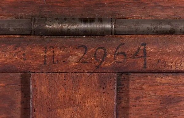Inscription ancienne à la craie sous le plateau