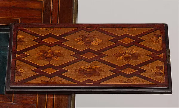 Dessus du plateau, marqueterie en losanges