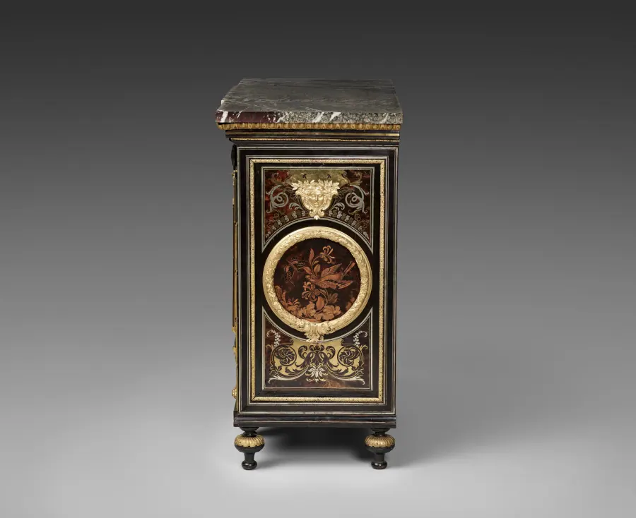 Cabinet à hauteur d'appui, vue 04 — Côté gauche, médaillon