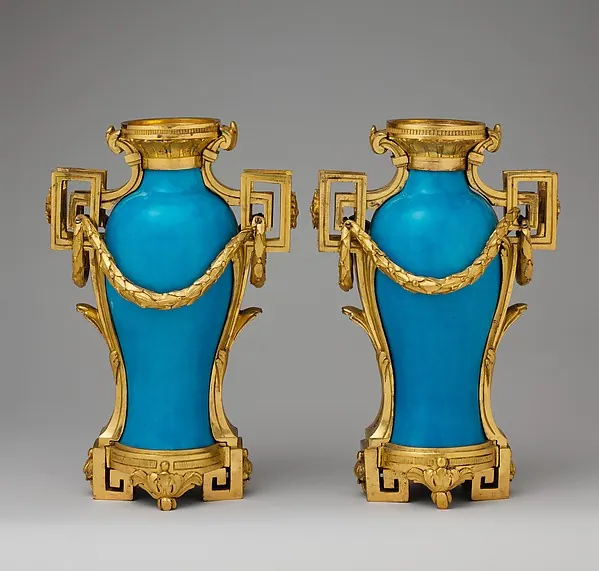 Paire de vases à monter en porcelaine de Sèvres, montures de bronze doré, vers 1755-1775