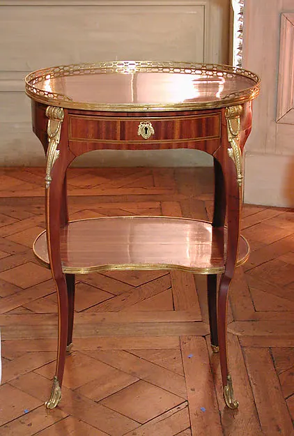 Petite table à écrire ovale de Roger Vandercruse dit Lacroix, vers 1775