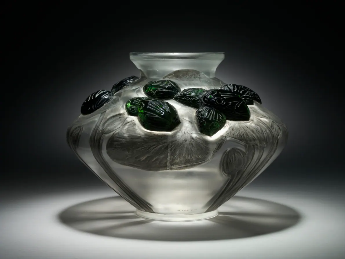 Vase Grenouilles et Nénuphars de René Lalique, verre, 1909-1912