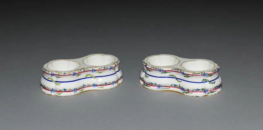 Paire de salières doubles en porcelaine dure de Sèvres, service guirlandes de barbeaux, 1790