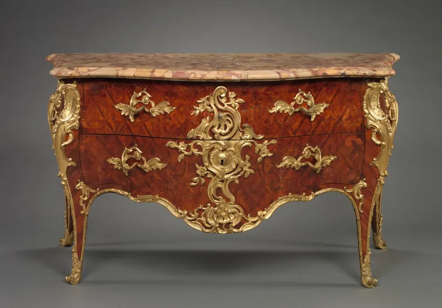 Commode en tombeau
